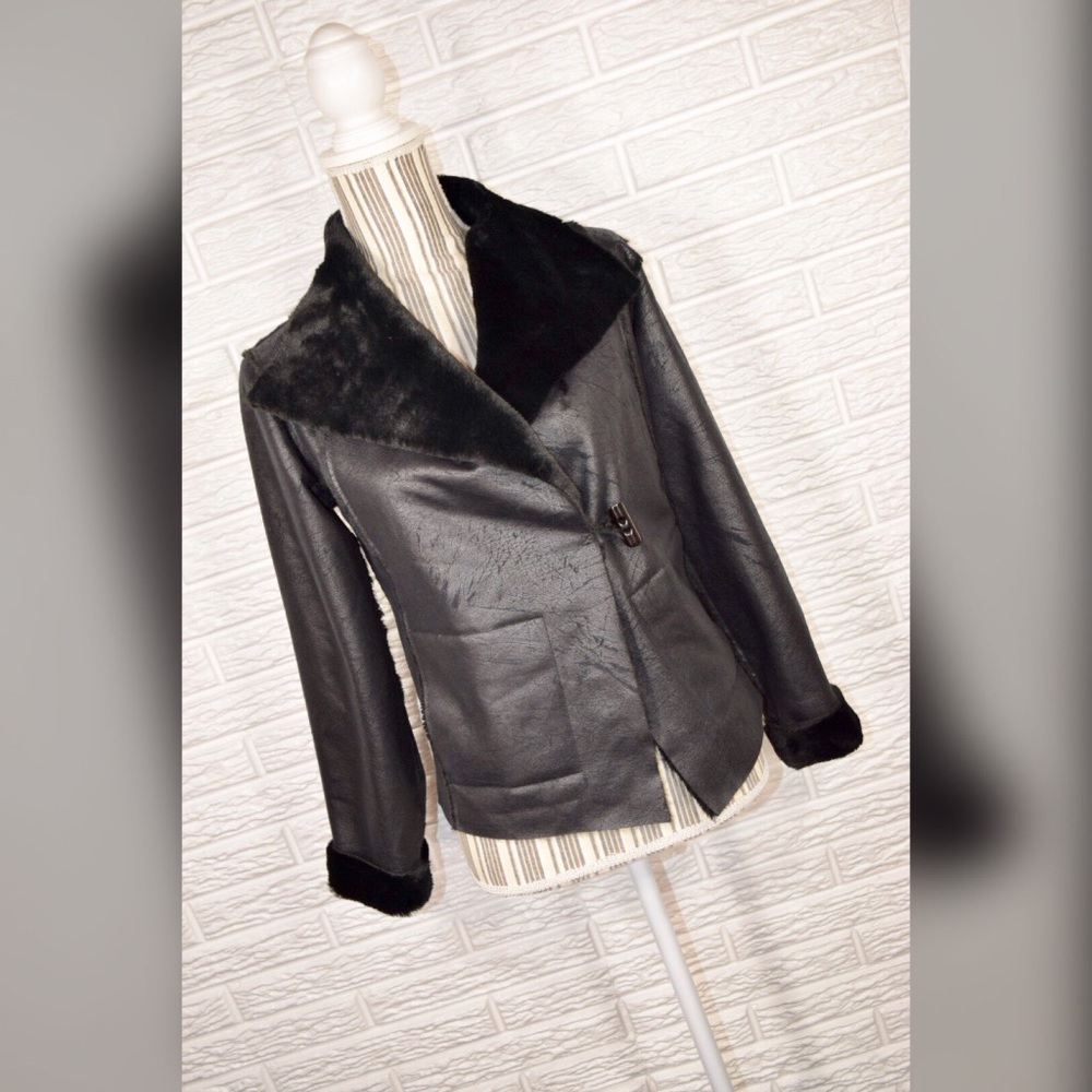ISDA & Co Crackled Black Jacket w/Faux Fur Collar
